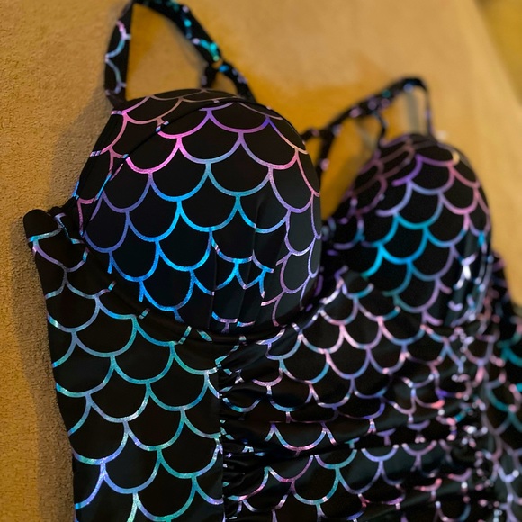 ❌SOLD❌Torrid Iridescent Strappy back Mermaid One Piece  Swimsuit size 2 D/DD♥️ - Picture 5 of 12